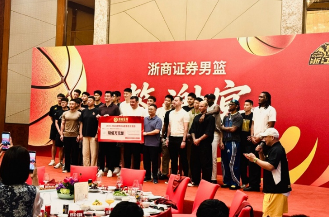 德约已在温网男单豪取105胜，追平费德勒并列公开赛时代第一